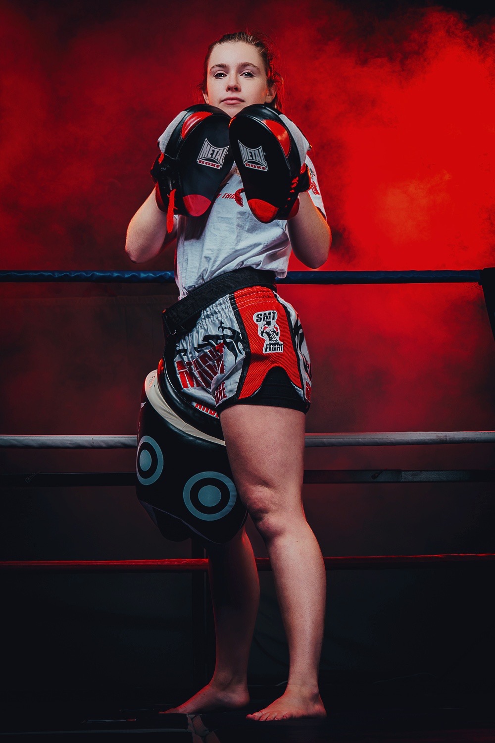 Photo de Morgane dans un ring en tenue Kick Boxing présentant des pattes d'ours 
